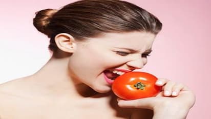 உடல் எடையைக் குறைக்கனுமா? தக்காளி சாப்பிடுங்கள்…