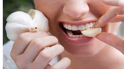 വീഡിയോ: വെളുത്തുള്ളിയുടെ തൊലി എങ്ങനെ എളുപ്പത്തില് കളയാം?