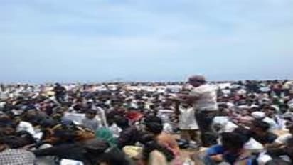 பெண்கள்,குழந்தைகளுக்கு படகு மூலம் உணவளித்து வரும் மனிதாபிமான மீனவர்கள்..