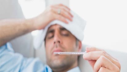 காய்ச்சலில் படுத்துக் கிடக்கும்போது இந்த உணவுகளை தவறியும் சாப்பிட வேண்டாம்...