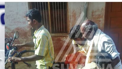 ಗೃಹ ಸಚಿವರ ಜಿಲ್ಲೆಯಲ್ಲೇ ಶವ ಸಾಗಿಸಲು ಆ್ಯಂಬುಲೆನ್ಸ್ ಇಲ್ಲ!: ಬೈಕ್'ನಲ್ಲಿ ಮಗಳ ಮೃತದೇಹ ಸಾಗಿಸಿದ ತಂದೆ