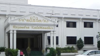 ಕಲಾ ಮಂದಿರದೊಳಗೆ ಗೋಮಾಂಸ ಸೇವಿಸಿದ್ದಾರೆಂದು ಗೋಮೂತ್ರ ಸಿಂಪಡಿಸಿದ ಬಿಜೆಪಿ ಕಾರ್ಯಕರ್ತರು