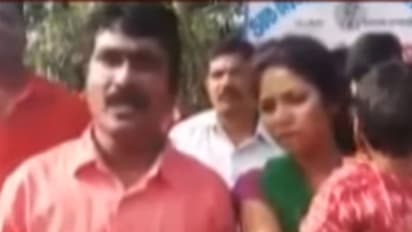 ఇల్లెందు మున్సిపల్ కమిషనర్ పై టిఆర్ఎస్ దాడి