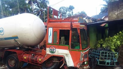 ദേശിയപാതയിലെ കുഴിയില് വീണ് ടാങ്കര് ലോറിയുടെ ആക്സില് ഒടിഞ്ഞു