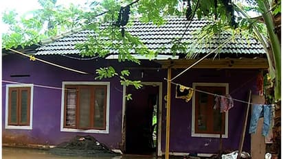 മഴ മാറി, വെയിലെത്തി: വെള്ളം കുറയാതെ കുട്ടനാട്