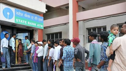 Mundu battle between cash and liquor makes pic viral