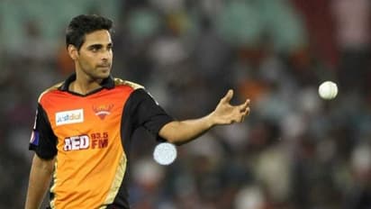 பரபரப்பான கடைசி ஓவர்.. 12 ரன்கள் தேவை!! புவனேஷ்வர் குமாரால் புஸ்வானமான கோலியின் கனவு