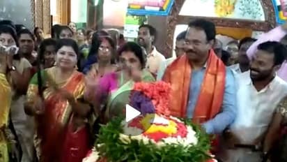 బతుకమ్మ సంబరాల్లో సతీసమేతంగా పాల్గొన్న మంత్రి (వీడియో)