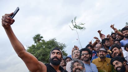 (Pics) Believe it or not! Baahubali and Bhallala Deva did have a moment of friendship