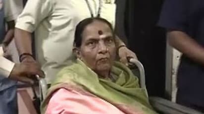 Parvathamma Rajkumar undergoing dialysis, responding to treatment