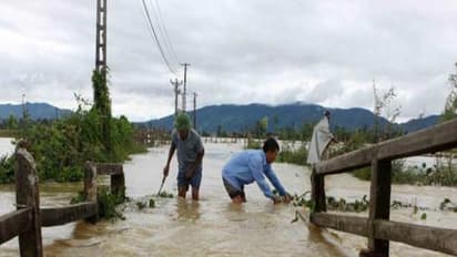 గోదావరి ఉగ్రరూపం: మునిగిన పోలవరం స్పిల్వే, జలదిగ్బంధంలో 400 గ్రామాలు