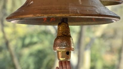 கோவிலில் மணி அடிக்க மறந்துடீங்களா...? அப்படினா உடனே போங்க...