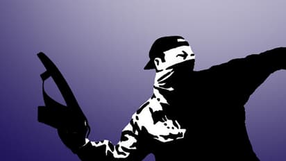 Accused hurls slipper at judge who cancels his bail