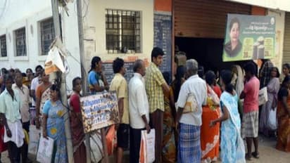 ரேசன் கடையில் பூட்டை உடைத்து திருடிய பொருட்களை மீண்டும் கடையிலேயே ஒப்படைத்த திருடர்கள்...