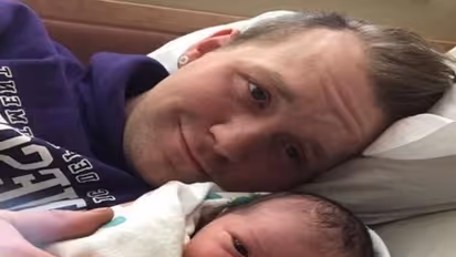 பிறந்த மகளுக்கு தன் மார்பில் பாலூட்டிய அதிசய தந்தை!