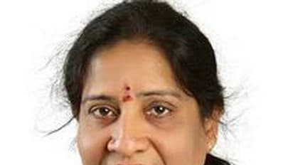 బీఆర్ఎస్ కు షాక్: మాజీ ఎమ్మెల్సీ ఆకుల లలిత రాజీనామా, కాంగ్రెస్లో చేరే చాన్స్