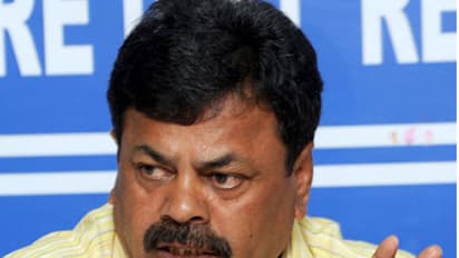 ರೇಣುಕಾಚಾರ್ಯ ಪ್ರಯಾಣಿಸುತ್ತಿದ್ದ ಕಾರಿನಲ್ಲಿ 2.96 ಲಕ್ಷ ರೂ. ಹಣ ಪತ್ತೆ