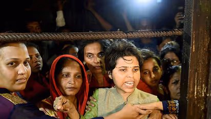 Trupti Desai enters Mumbai’s Haji Ali dargah