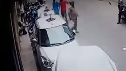 കോടതിയില് ഹാജരാകാനെത്തിയ ഗുണ്ടാത്തലവനെ നടുറോഡില് വെട്ടിക്കൊന്നു- വീഡിയോ