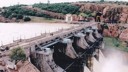 ಮಗುವಿನೊಂದಿಗೆ ಮಲಪ್ರಭಾ ನದಿಗೆ ಹಾರಿದ ತಾಯಿ, ಉತ್ತರ ಕನ್ನಡದಲ್ಲಿ ಲಾರಿ ಕಂದಕಕ್ಕೆ ಬಿದ್ದು 2 ಸಾವು