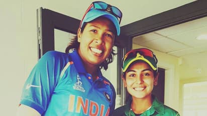 Wide grin on Pakistan’s Kainat Imtiaz after meeting her ‘inspiration’ Jhulan Goswami