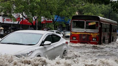 ಧಾರಾಕಾರ ಮಳೆಗೆ ವಾಣಿಜ್ಯ ನಗರಿ ತತ್ತರ: ಜನಜೀವನ ಸಂಪೂರ್ಣ ಅಸ್ತವ್ಯಸ್ತ