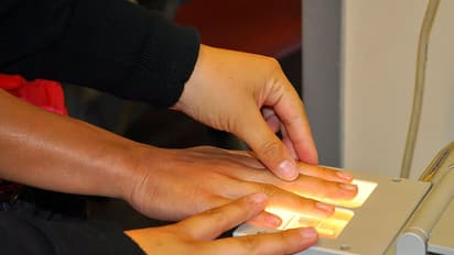 തൊഴിൽ വിസക്ക് വിരലടയാളം നൽകണമെന്ന നിയമം താത്കാലികമായി മരവിപ്പിച്ചു