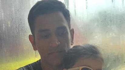 ಮಗಳು ಝೀವಾಳೊಂದಿಗೆ ಮಣ್ಣಲ್ಲಿ ಧೋನಿ ಆಟ