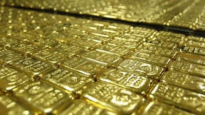 జేబులో రూ.3 కోట్ల బంగారం...స్మగ్లర్ల అరెస్ట్