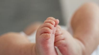 பிறந்த பெண் குழந்தையை ரூ.50 ஆயிரத்திற்கு விற்ற தாய்; ஏஜெண்டாக செயல்பட்ட அரசு மருத்துவமனை ஊழியர்...