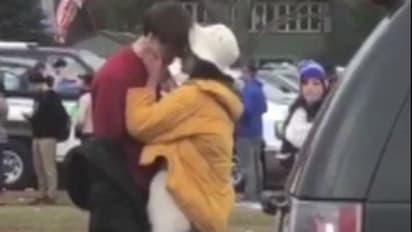 ஒபாமா மகளுக்கு 'கிஸ்' அடித்த இளைஞர்! அதிபர்கள் மகள்கள் ஆதரவு!