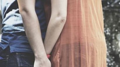 ಕಾರೊಳಗೆ ಉಸಿರುಗಟ್ಟಿ ಜೋಡಿಹಕ್ಕಿ ಸಾವು