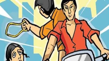 கணவருடன் பைக்கில் சென்ற பெண்ணிடம் இருந்து 10 சவரன் சங்கிலி பறிப்பு; பெண்ணுக்கு பலத்த காயம்...