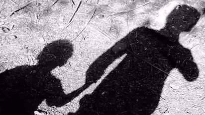 ക്ഷേത്രദര്ശനത്തിനെത്തിയ കുട്ടിയെ തട്ടിക്കൊണ്ടു പോകുന്നതിന്റെ ഞെട്ടിപ്പിക്കുന്ന സിസിടിവി ദൃശ്യങ്ങള് പുറത്ത്