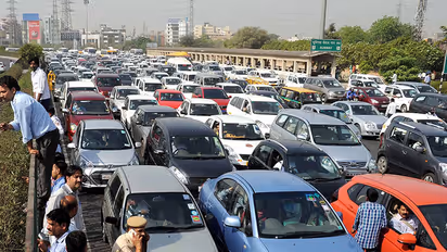 హైదరాబాద్ లో ట్రాఫిక్, పార్కింగ్ సమస్యలకు చెక్