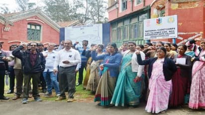 கருப்பு பேட்ஜ் அணிந்து மாணவர்களுக்கு பாடம் நடத்திய கௌரவ விரிவுரையாளர்கள்…