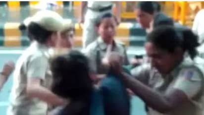 ജെഎന്യുവില് മാധ്യമപ്രവര്ത്തകരെ ആക്രമിച്ചതിനെതിരെ പൊലീസ് സ്റ്റേഷനില് പ്രതിഷേധം