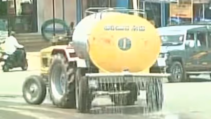 വരള്ച്ചബാധിത പ്രദേശം സന്ദര്ശിക്കാനെത്തിയ മുഖ്യമന്ത്രിക്ക് വഴിയൊരുക്കാന് പാഴാക്കിയത് 5000 ലിറ്റര് വെള്ളം