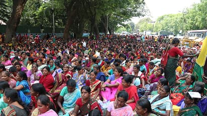 Anganwadi Protest: ಹಿರಿತನದ ವೇತನ, ಪಿಂಚಣಿ ಬೇಕೆ ಬೇಕು... ಹೋರಾಟಕ್ಕಿಳಿದ ಅಂಗನವಾಡಿ ಸಿಬ್ಬಂದಿ