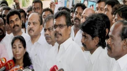 நாளை ஜனாதிபதியை பார்த்தே ஆகனும்..! - டெல்லிக்கு படையெடுக்கும் டிடிவி கும்பல்...?