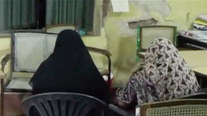 ആലുവയില് സ്ത്രീകളുള്പ്പെടെ പെണ്വാണിഭ സംഘത്തിലെ ഏഴ് പേര് പിടിയില്