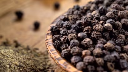 വെറും വയറ്റിൽ കുരുമുളക് തിളപ്പിച്ച വെള്ളം കുടിച്ചാലുള്ള ​ഗുണങ്ങൾ