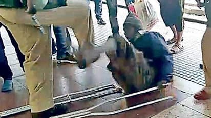 ಮೊಬೈಲ್ ಕದ್ದಿದ್ದಾನೆ ಎಂದು ಅಂಗವಿಕಲನಿಗೆ ಹಿಗ್ಗಾಮುಗ್ಗಾ ಥಳಿಸಿದ ಪೊಲೀಸರು!