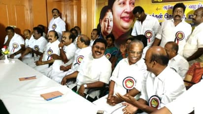 ஆட்டத்தை ஆரம்பிக்கும் டிடிவி...! மாவட்ட செயலாளர்கள் கூட்டத்தில் முக்கிய ஆலோசனை...!