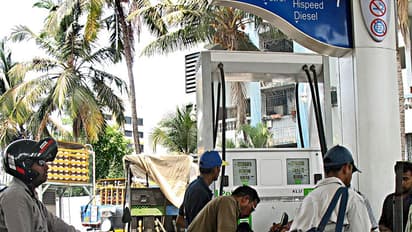 ಬಂಕ್'ಗಳಲ್ಲಿ ದುಡ್ಡು ಕೊಟ್ಟರೆ ಮಾತ್ರ ಪೆಟ್ರೋಲ್: ಕಾರ್ಡ್ ಸ್ವೀಕರಿಸಲ್ಲ