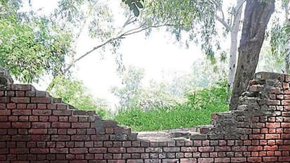 റോഡിന് ഭൂമി വിട്ട് നല്കിയില്ല; പെണ്കുട്ടിക്കും കുടുംബത്തിനും നേരെ ഗുണ്ടാ ആക്രമണം