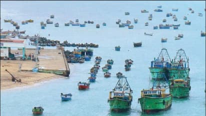 தொடர்ந்து ஐந்தாவது நாளாக மீன்பிடிக்க தடை; ஆயிரக்கணக்கில் மீனவர்கள் பாதிப்பு; நிவாரணம் கேட்டு கோரிக்கை...