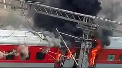 ഓടിക്കൊണ്ടിരിക്കവേ രാജധാനി എക്സപ്രസ് ട്രെയിനിന്റെ നാല് കോച്ചുകള്ക്ക് തീപിടിച്ചു