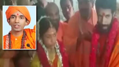 Kalaburagi seer weds Kerala girl, to continue to be seer