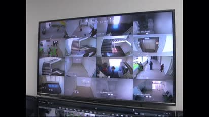 నాలుగో అంతస్తునుండి పడి మహిళ మృతి.. భుజాలపై మోసుకెళ్లి..